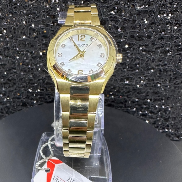 Women's NWT Mother-of-Pearl Face w/Diamonds Affixed to a Gold Bracelet & Bezel - Picture 3 of 6